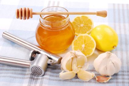 natural antibiotic recipe with lemons, garlic and honey